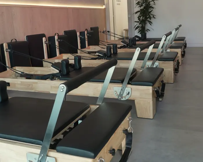 La sala della sede EUR Torrino con le file di reformer in rovere